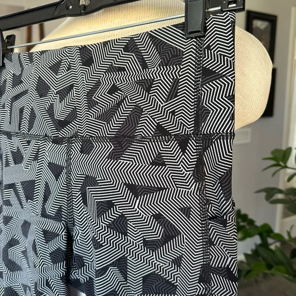 Lululemon Geometric Leggings, size 6 - Picture 5 of 10